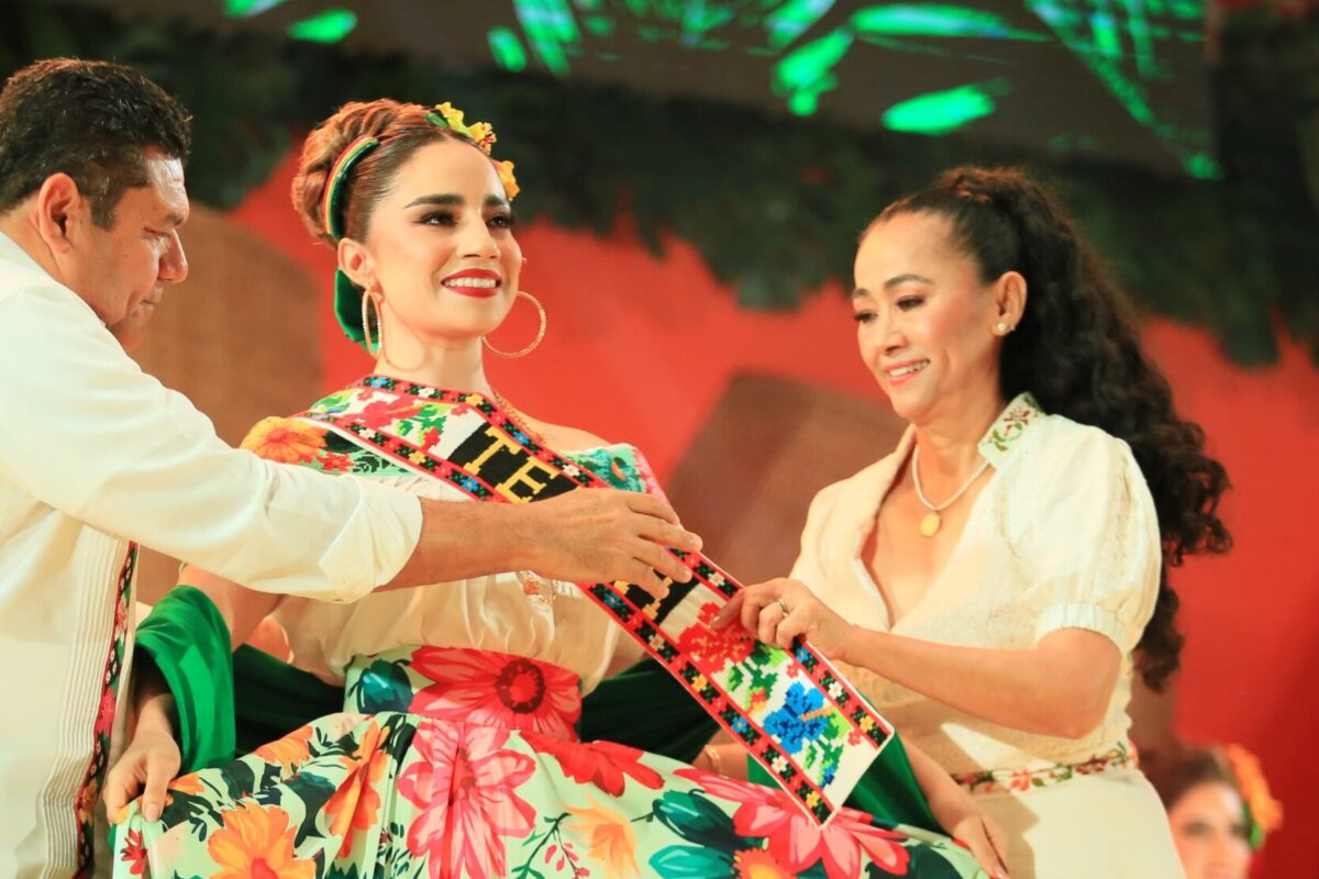 Vibra El Edén en tradicional Imposición de Bandas a embajadoras de la Fiesta del Pueblo