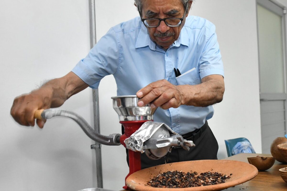 Museo ‘La Cacaotera’ reconecta a visitantes con tradiciones ancestrales; se lleva a cabo exitoso taller de elaboración de chocolate