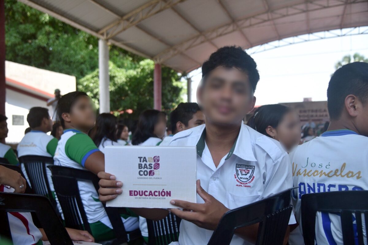 Con las tabletas electrónicas “vamos a estudiar mejor”, afirman alumnos de secundaria José Vasconcelos de Jalapa
