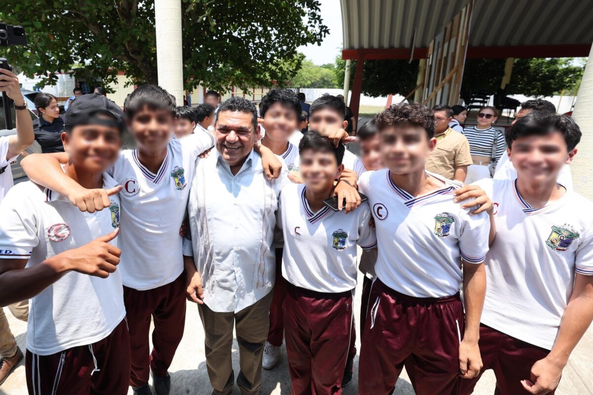 En un día, Gobernador recorre cuatro municipios, entrega casi 20 mil tabletas, supervisa y anuncia obras, y saluda a “parientes” espontáneos