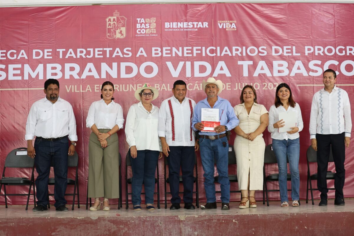 801 campesinas y campesinos de Balancán y Tenosique reciben sus tarjetas de Sembrando Vida Tabasco; “siempre va a haber recurso para impulsar la autosuficiencia alimentaria y la recomposición del tejido social”, señala Javier May