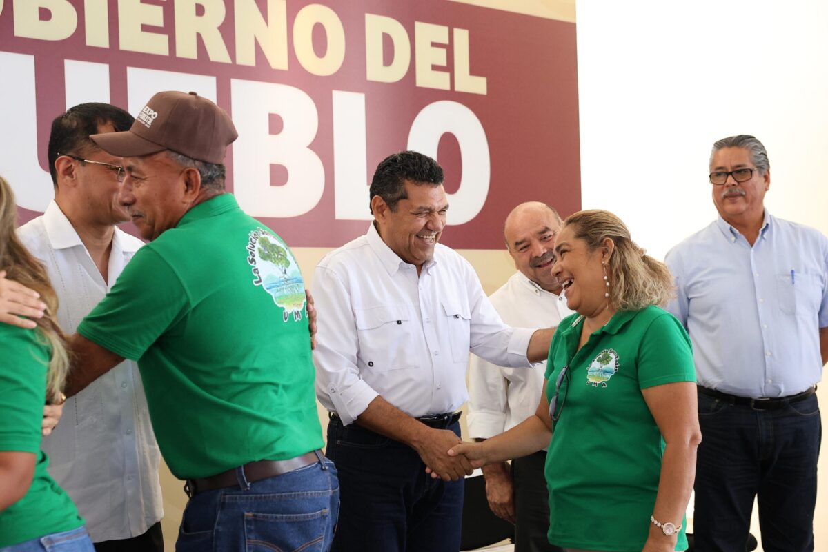 Gobierno del Pueblo genera confianza: Javier May entrega 3.7 mdp a productores forestales.