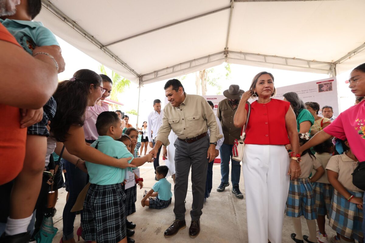 Javier May entrega obras por casi 1.9 mdp a primaria en ranchería La Lima