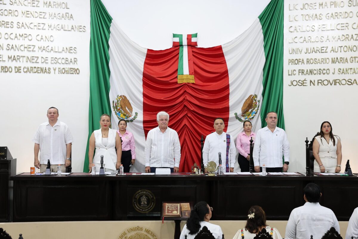 Entrega secretario de Gobierno Primer Informe del Gobernador Javier May Rodríguez al Congreso estatal