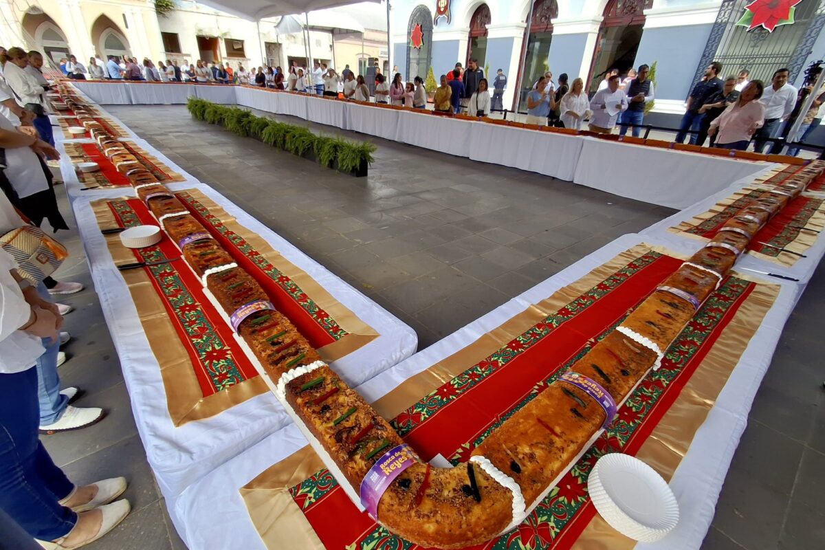 Javier May encabeza partida de rosca de Reyes para mantener vivas las tradiciones