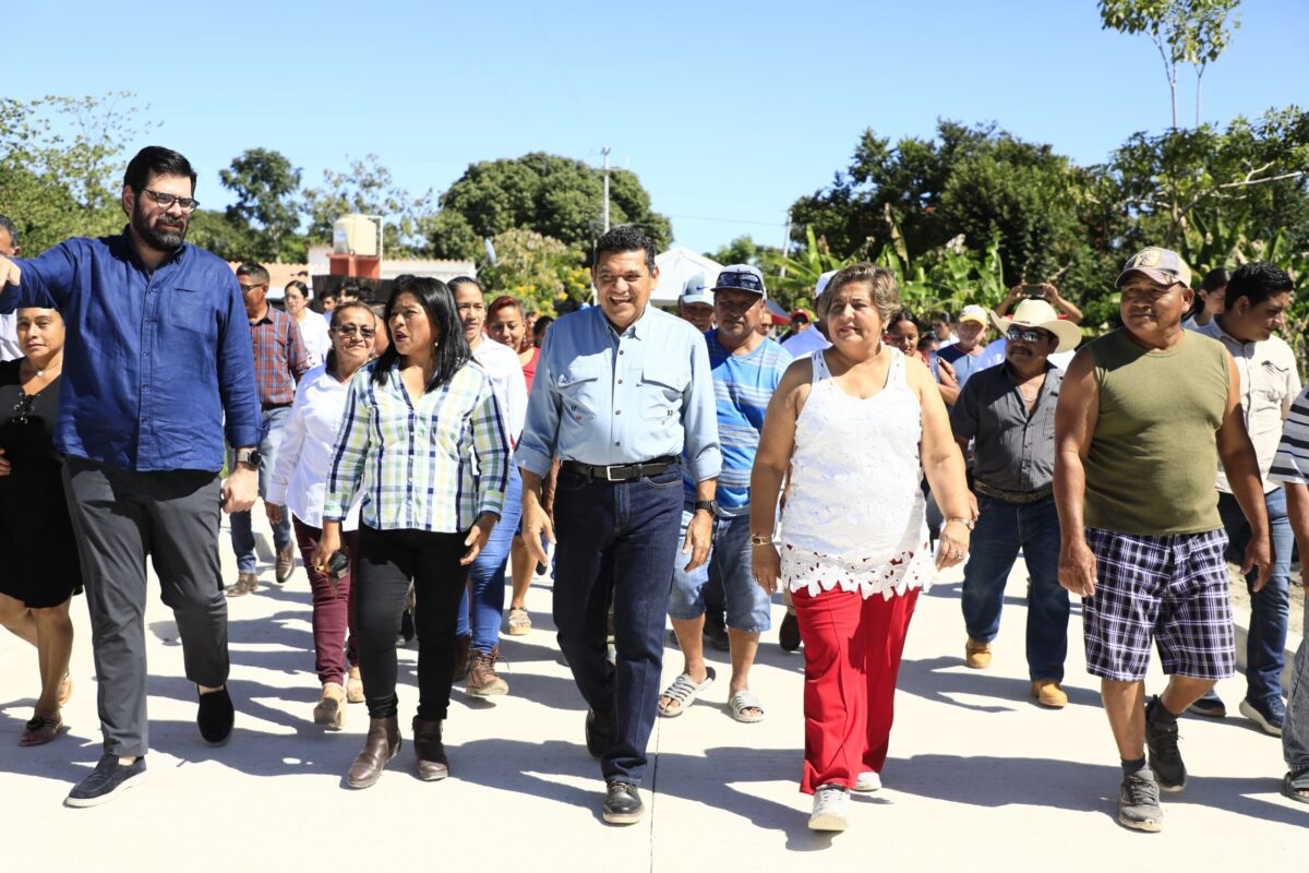 Javier May inaugura aulas y pavimentación en Telebachillerato de Jonuta