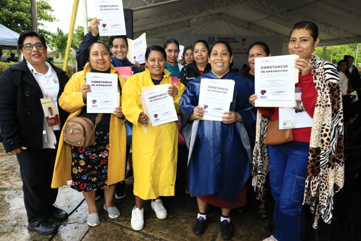 Javier May lanza Crédito Porcino a la Palabra para mujeres de Centro