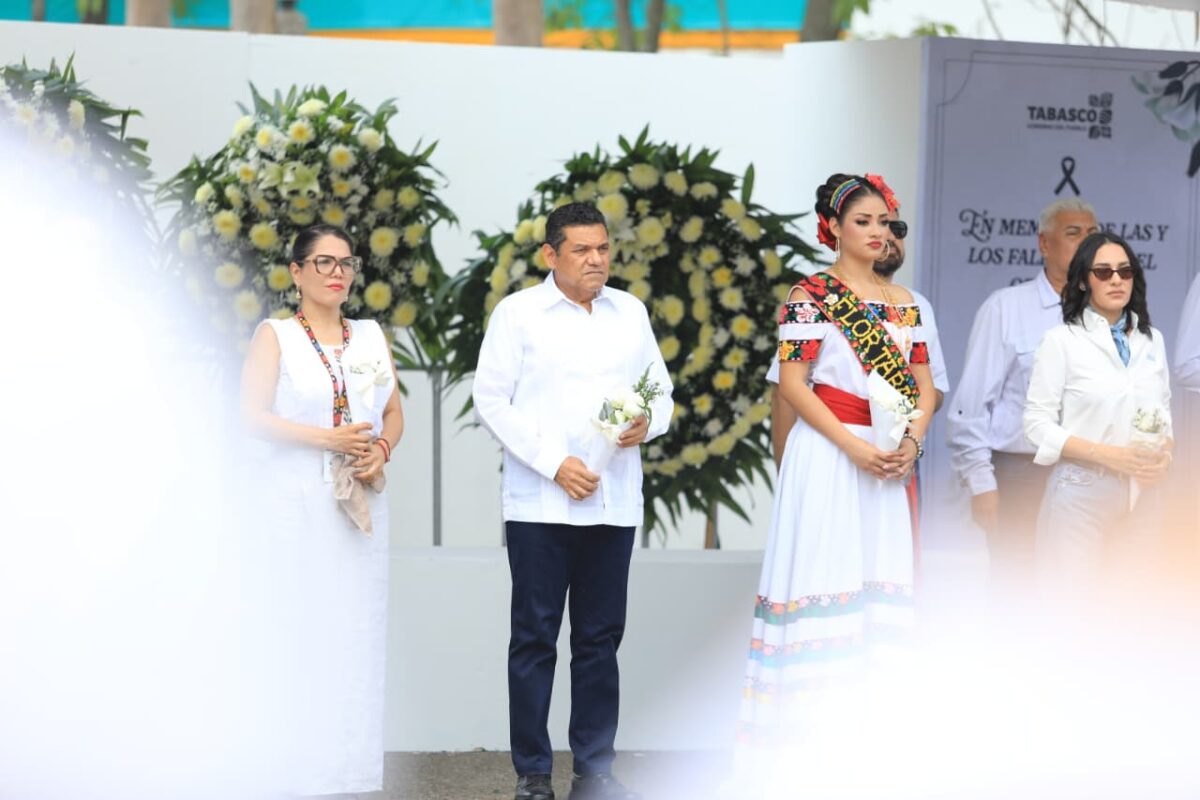 Javier May rinde guardia de honor y deposita ofrenda en memoria de fallecidos en incendio de Feria Tabasco